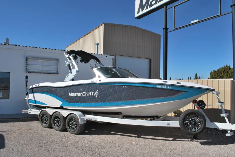 Slide: The Image of MasterCraft X26 2017 - 0