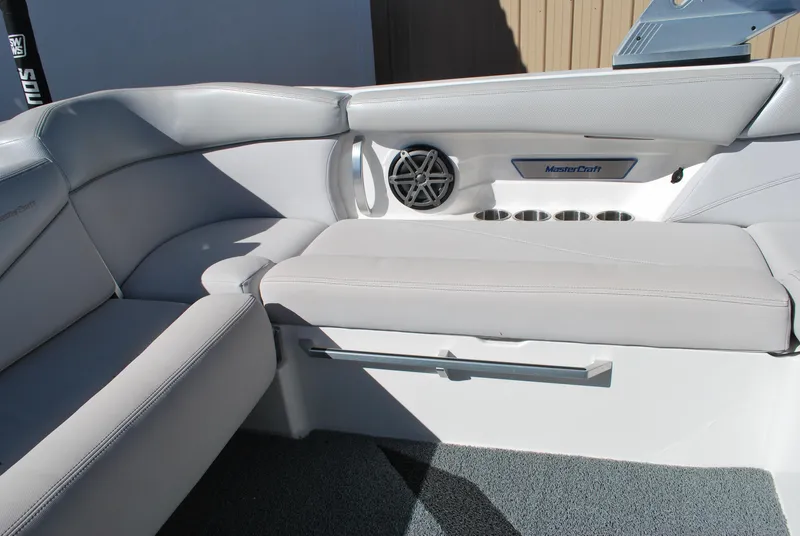 Slide: The Image of MasterCraft X26 2017 - 11