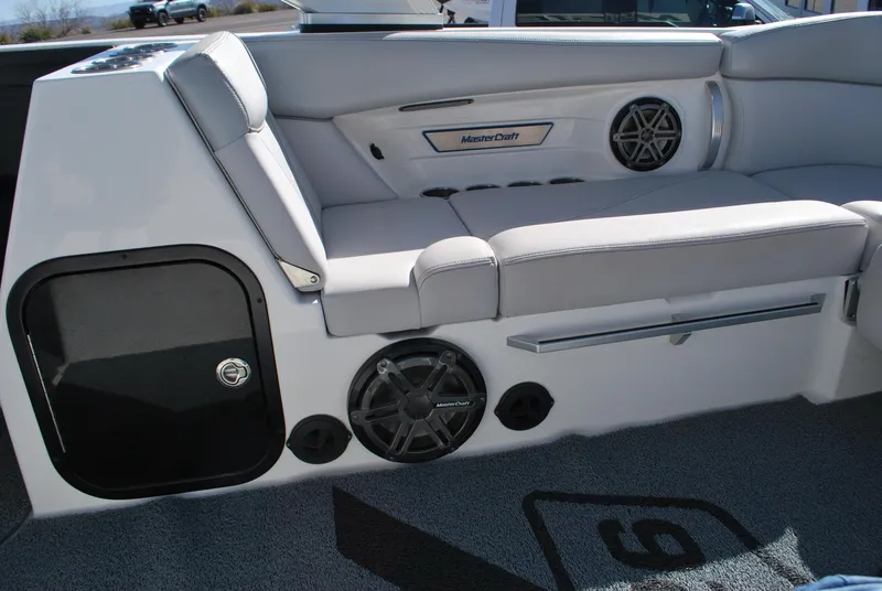 Slide: The Image of MasterCraft X26 2017 - 12