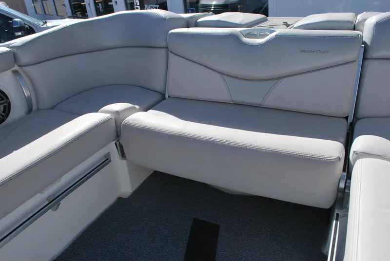 Slide: The Image of MasterCraft X26 2017 - 13