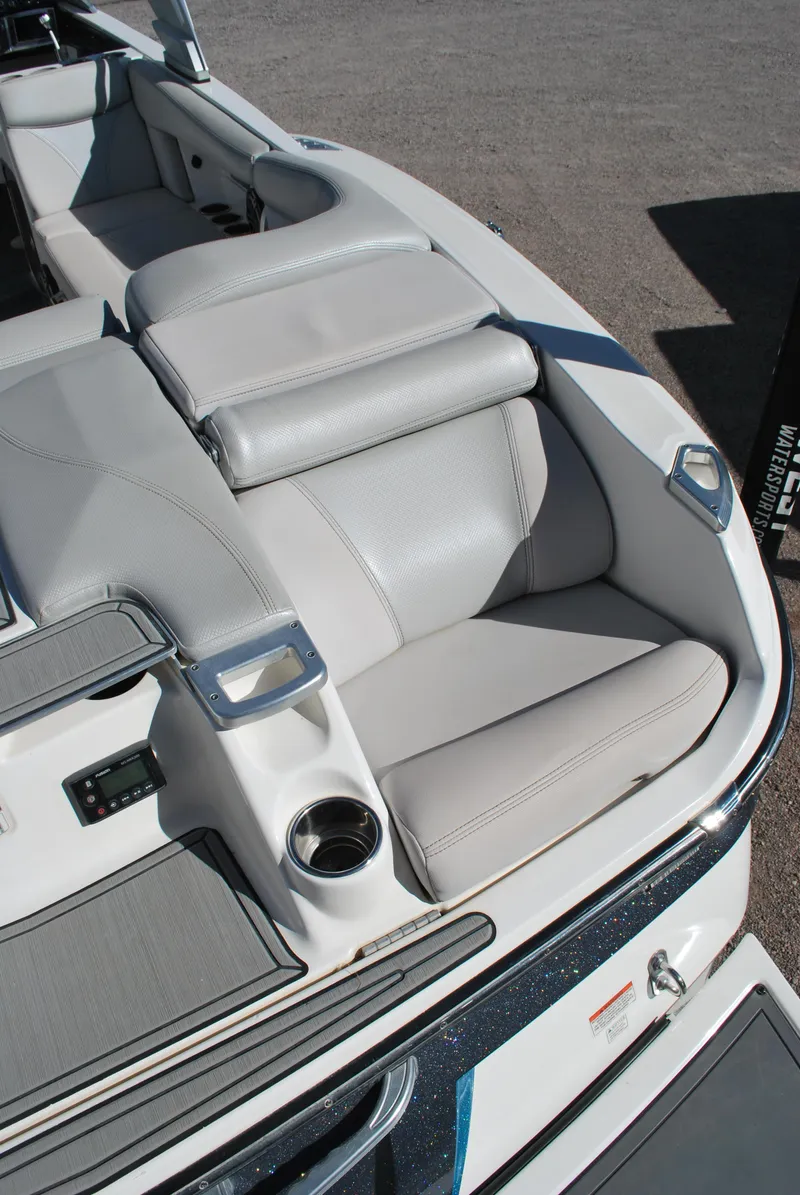 Slide: The Image of MasterCraft X26 2017 - 14