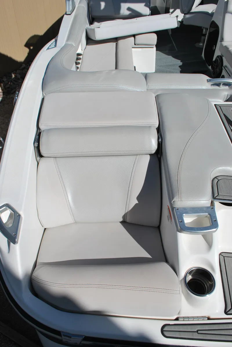 Slide: The Image of MasterCraft X26 2017 - 15