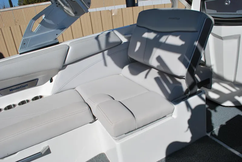 Slide: The Image of MasterCraft X26 2017 - 6