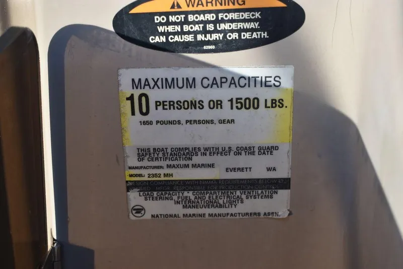 Slide: The Image of 1999 Maxum 2300SC capacity label: 10 persons or 1500 lbs, safety warning included. - 28