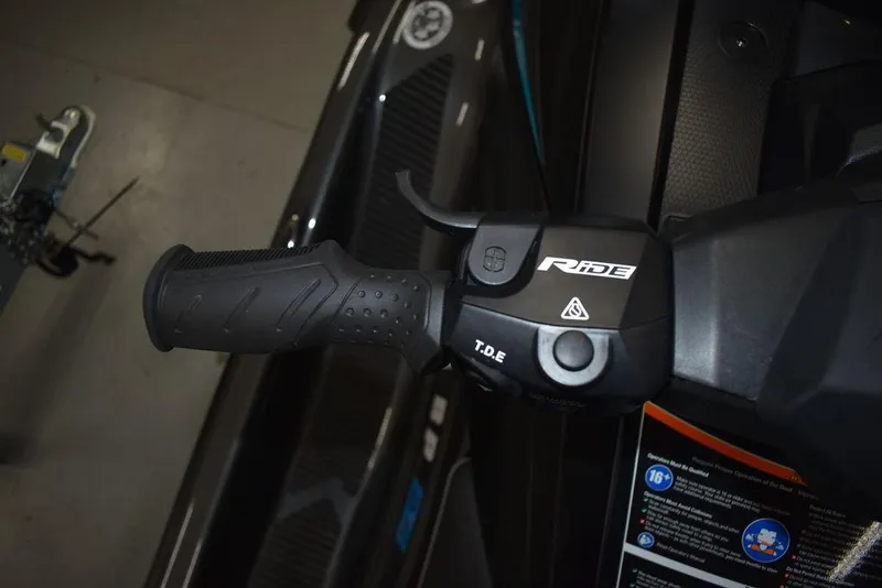 Slide: The Image of Handlebar controls of 2023 Yamaha WaveRunner VX Cruiser® with Ride system. - 10