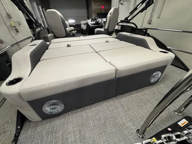 Slide: The Image of Barletta Cabrio 22UC 2025 - 17