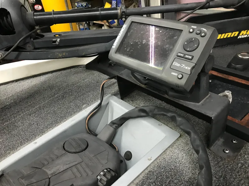 Slide: The Image of 2004 Ranger 519 VX/VS boat with fish finder and trolling motor. - 15