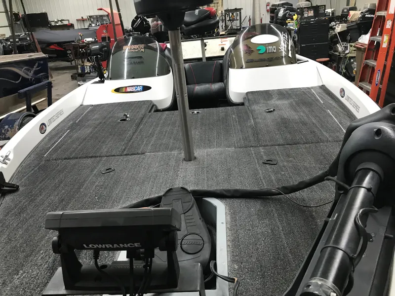 Slide: The Image of 2004 Ranger 519 VX/VS boat interior with fishing deck and Lowrance equipment. - 20