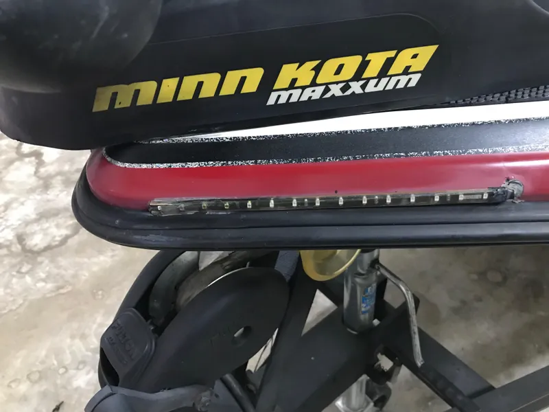 Slide: The Image of Minn Kota Maxxum motor on 2004 Ranger 519 VX/VS boat, close-up view. - 32