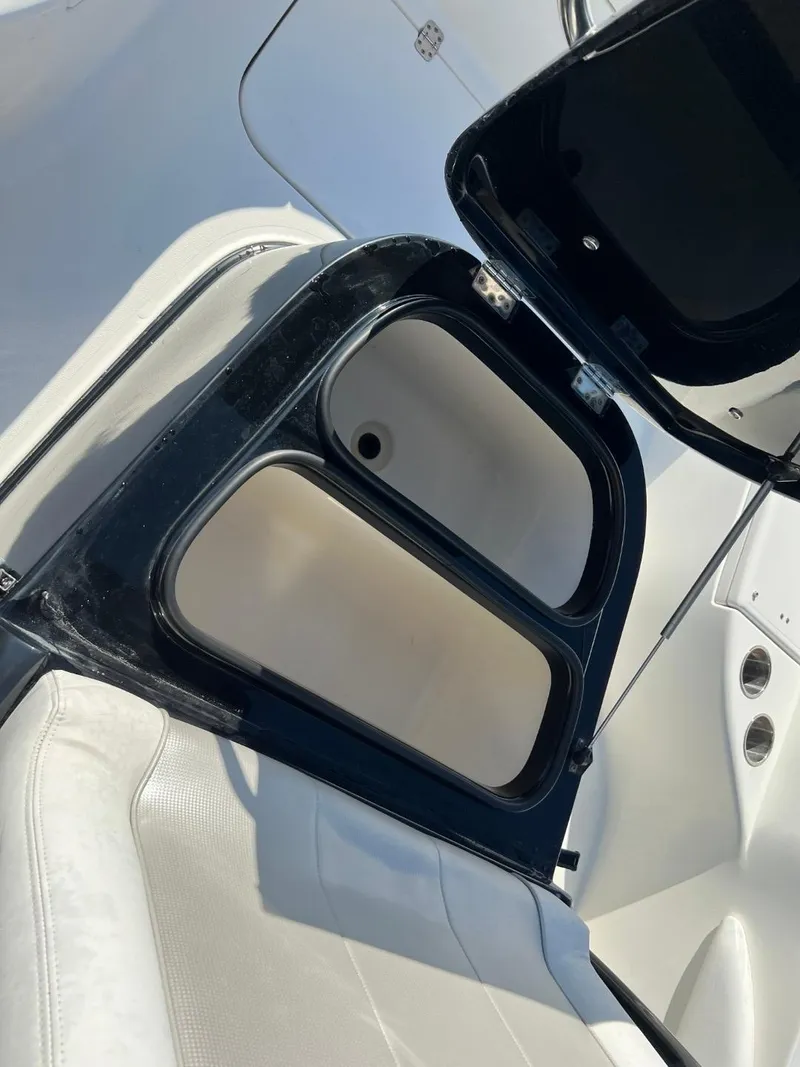 Slide: The Image of Shearwater 260 Carolina Flare 2020 - 10