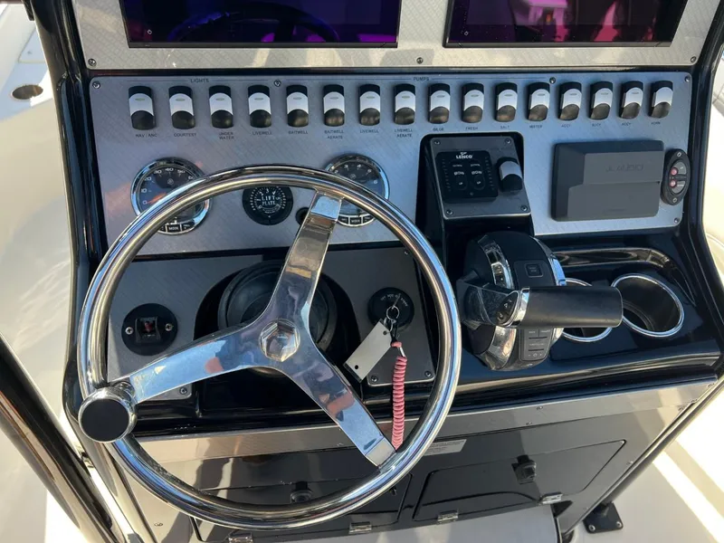 Slide: The Image of Shearwater 260 Carolina Flare 2020 - 21