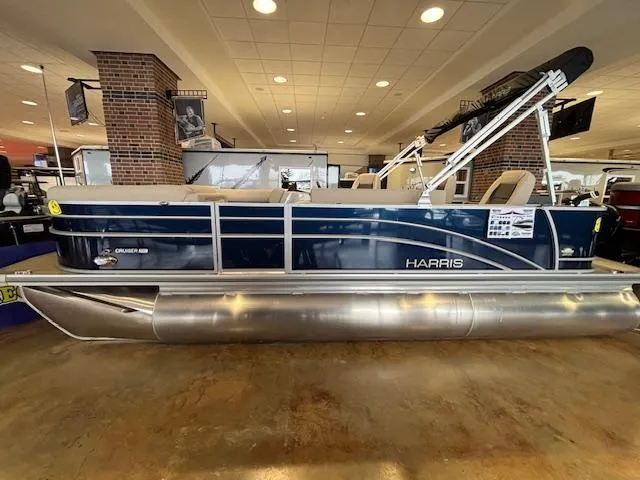 Slide: The Image of Harris Cruiser 210 2025 - 1