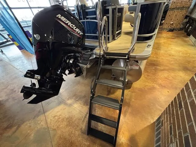 Slide: The Image of Harris Cruiser 210 2025 - 14