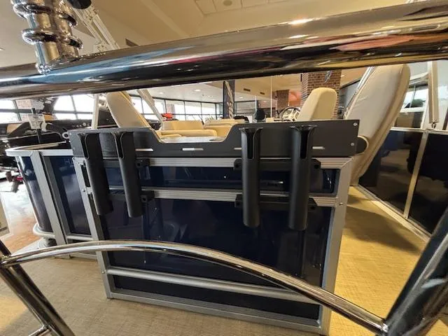 Slide: The Image of Harris Cruiser 210 2025 - 16