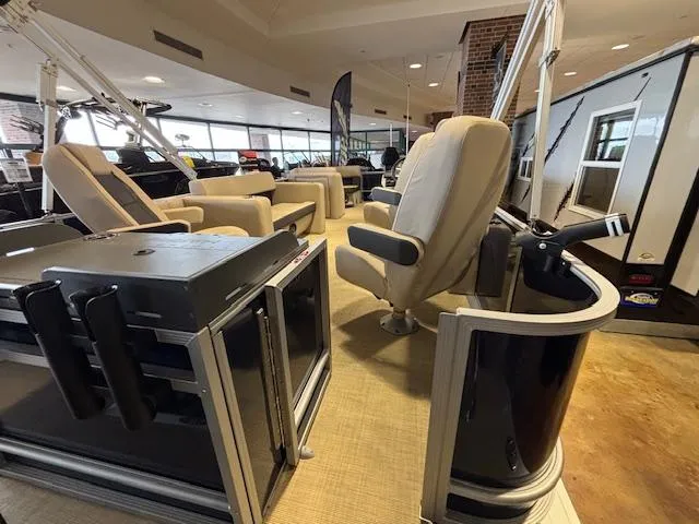 Slide: The Image of Harris Cruiser 210 2025 - 17