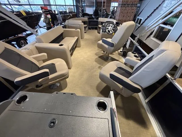 Slide: The Image of Harris Cruiser 210 2025 - 18