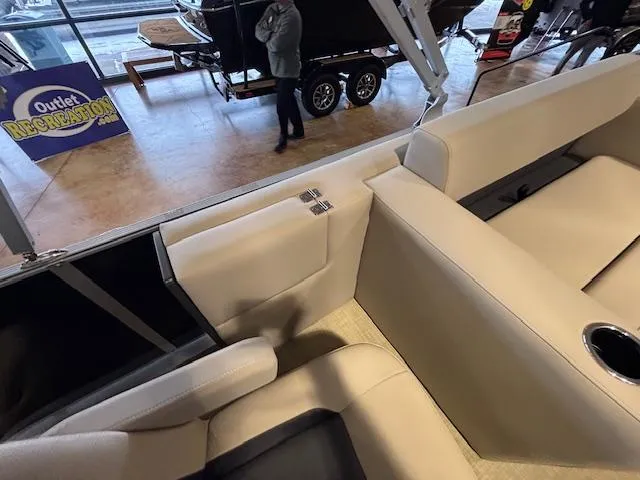 Slide: The Image of Harris Cruiser 210 2025 - 19