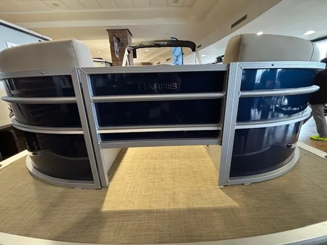 Slide: The Image of Harris Cruiser 210 2025 - 2