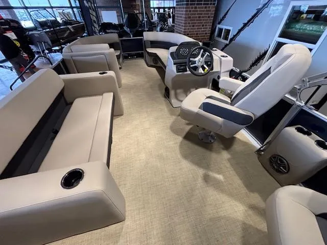 Slide: The Image of Harris Cruiser 210 2025 - 21