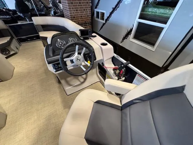 Slide: The Image of Harris Cruiser 210 2025 - 22