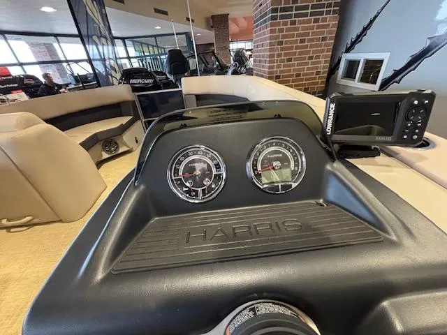 Slide: The Image of Harris Cruiser 210 2025 - 25