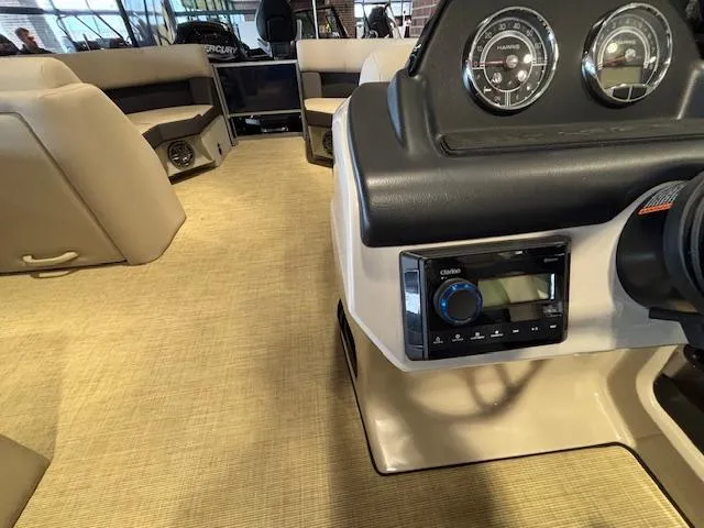 Slide: The Image of Harris Cruiser 210 2025 - 26