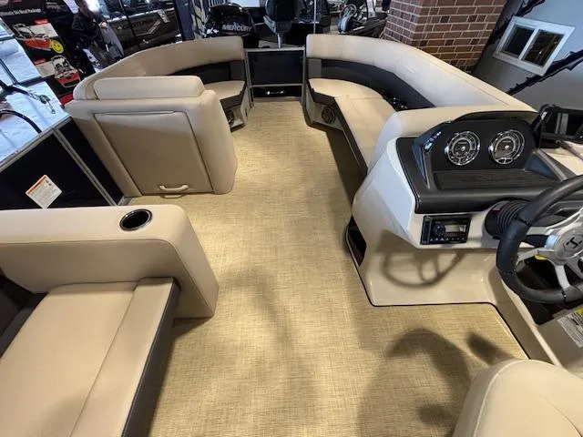 Slide: The Image of Harris Cruiser 210 2025 - 27