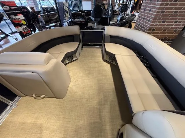 Slide: The Image of Harris Cruiser 210 2025 - 28