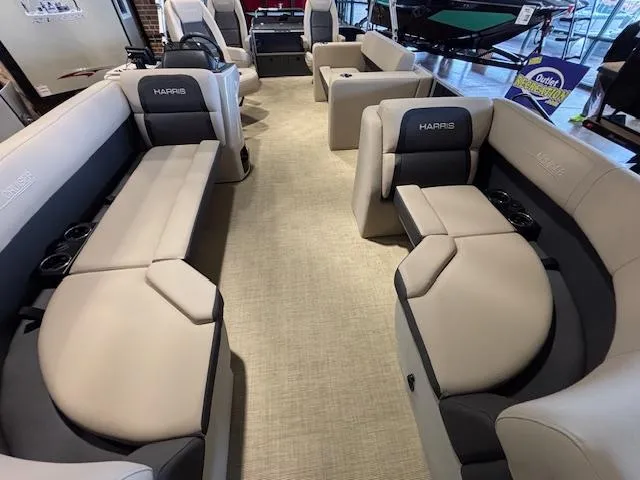 Slide: The Image of Harris Cruiser 210 2025 - 3