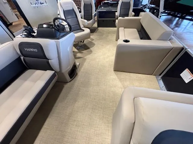 Slide: The Image of Harris Cruiser 210 2025 - 4