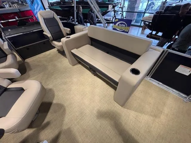 Slide: The Image of Harris Cruiser 210 2025 - 6