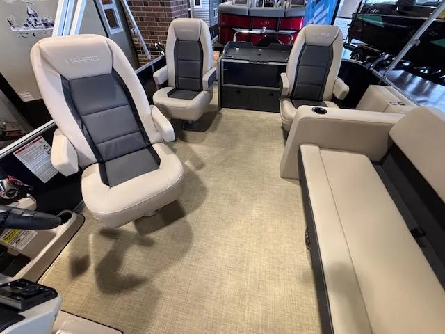 Slide: The Image of Harris Cruiser 210 2025 - 7