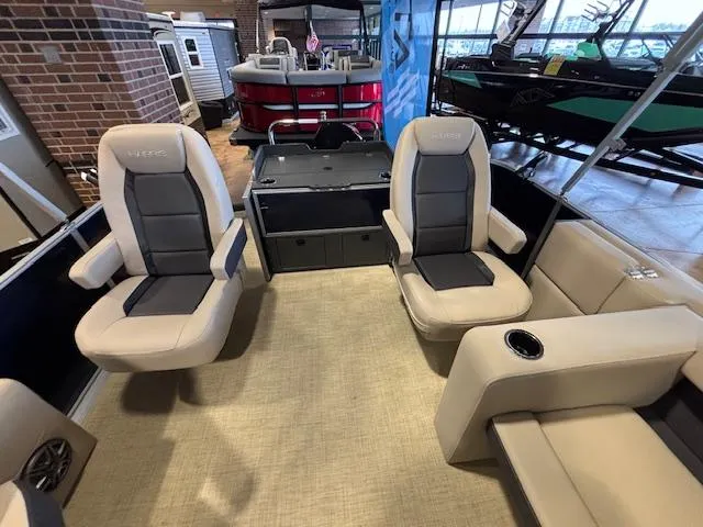 Slide: The Image of Harris Cruiser 210 2025 - 8