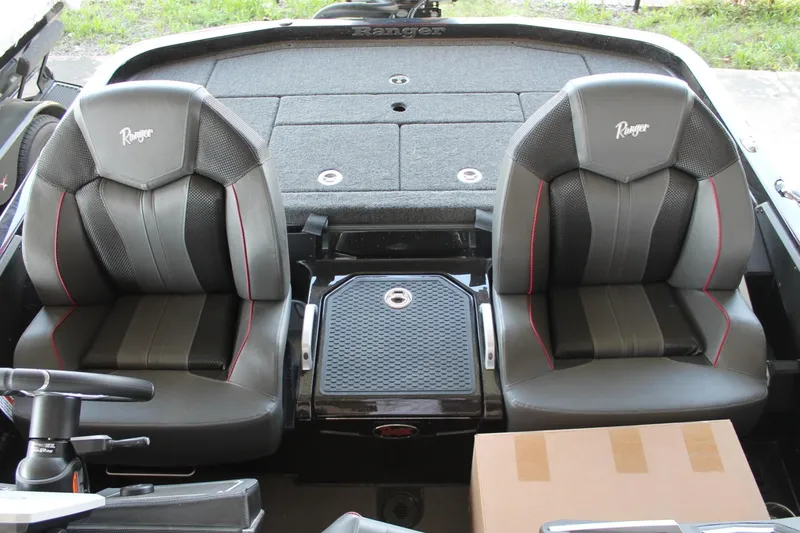 Slide: The Image of Ranger Boats Z520 2025 - 12