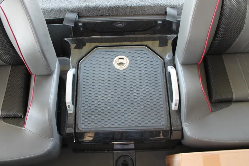 Slide: The Image of Ranger Boats Z520 2025 - 13