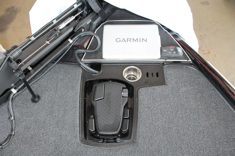 Slide: The Image of Ranger Boats Z520 2025 - 24