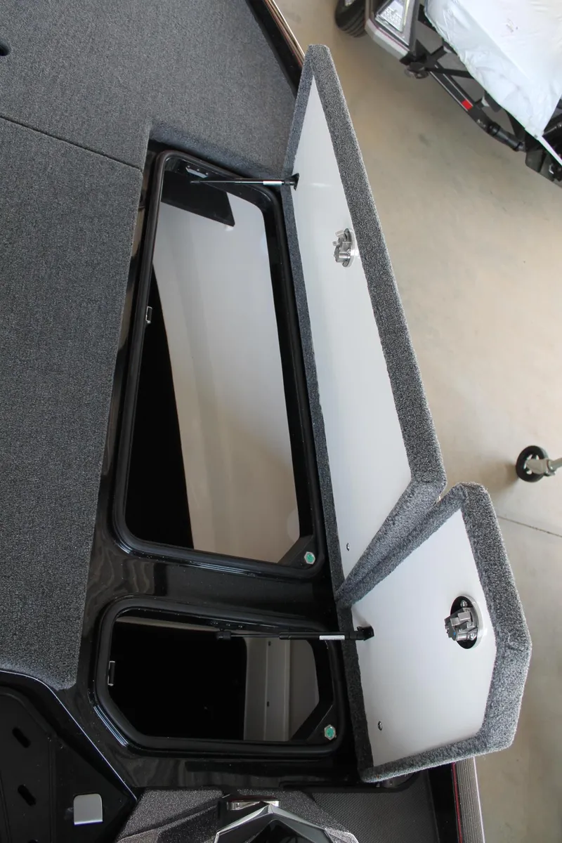 Slide: The Image of Ranger Boats Z520 2025 - 27