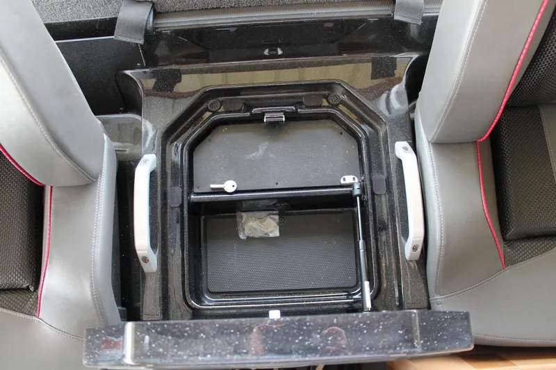 Slide: The Image of Ranger Boats Z520 2025 - 31