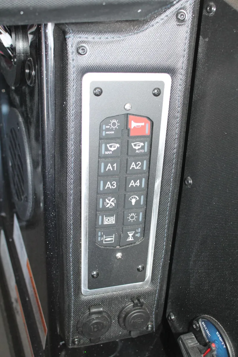 Slide: The Image of Ranger Boats Z520 2025 - 8