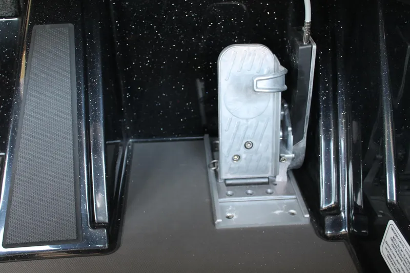 Slide: The Image of Ranger Boats Z520 2025 - 9