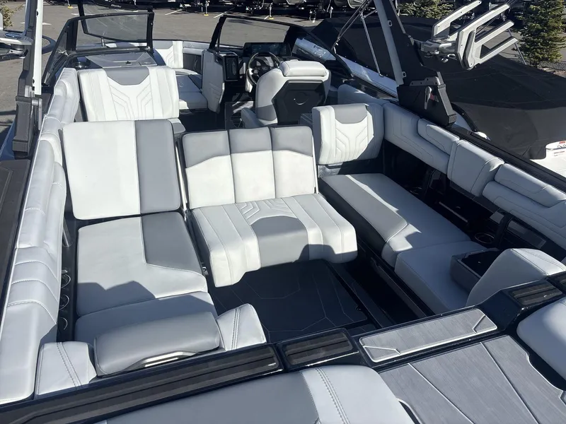 Slide: The Image of Malibu Wakesetter 25 LSV 2025 - 15
