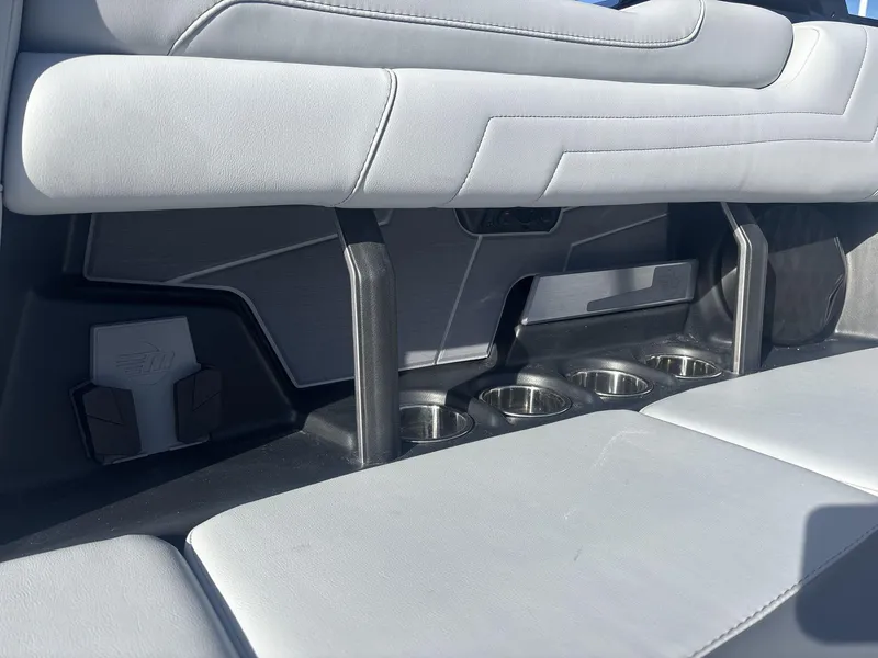 Slide: The Image of Malibu Wakesetter 25 LSV 2025 - 16