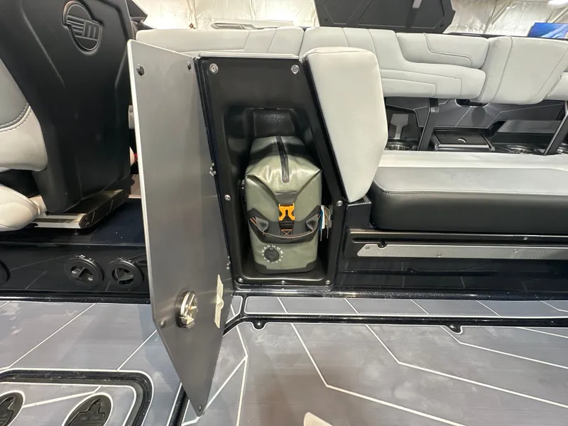 Slide: The Image of Malibu Wakesetter 25 LSV 2025 - 19