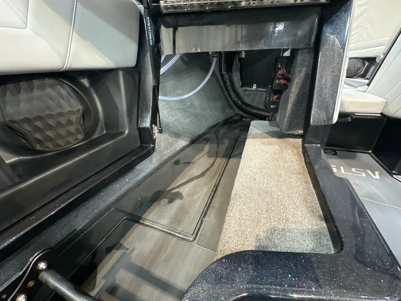 Slide: The Image of Malibu Wakesetter 25 LSV 2025 - 20