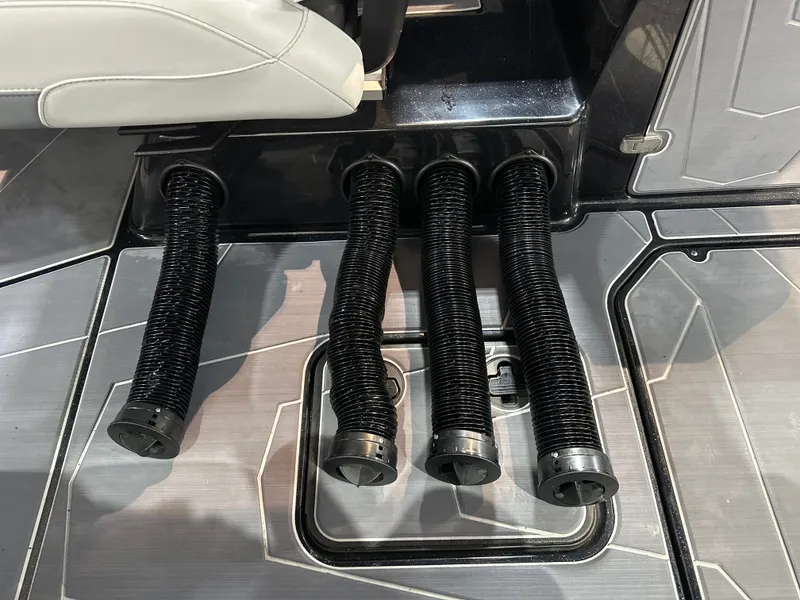 Slide: The Image of Malibu Wakesetter 25 LSV 2025 - 22