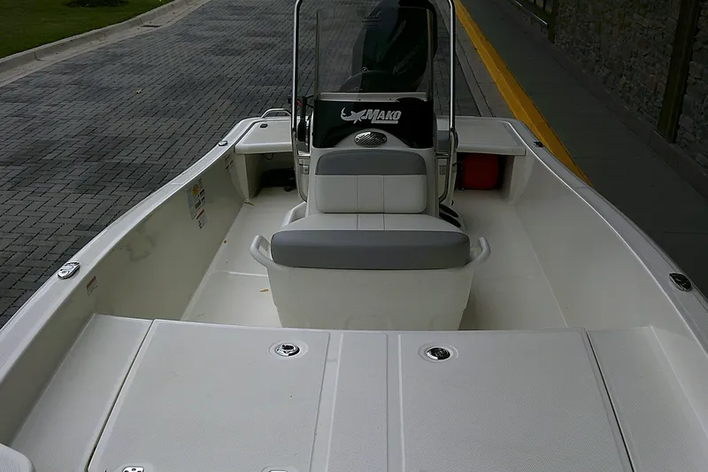 Slide: The Image of 2025 Mako Pro Skiff 15 CC boat interior with seating and console. - 4