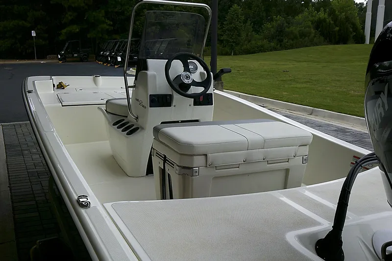 Slide: The Image of 2025 Mako Pro Skiff 15 CC boat with center console and cushioned seating. - 5