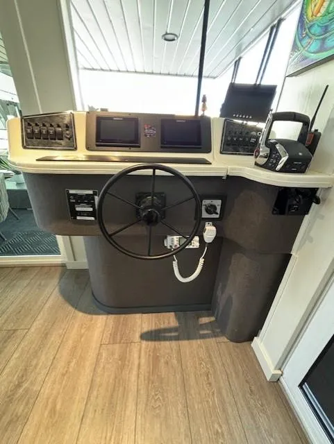 Slide: The Image of 1999 Horizon Stoke House helm with steering wheel and navigation equipment. - 19