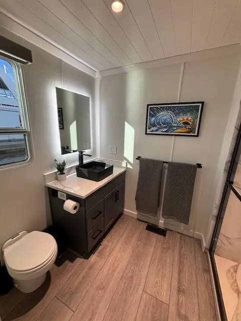 Slide: The Image of Modern bathroom in 1999 Horizon Stoke House, featuring sleek fixtures and stylish decor. - 33