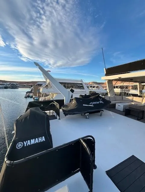 Slide: The Image of 1999 Horizon Stoke House boat deck with Yamaha equipment, docked under a blue sky. - 42